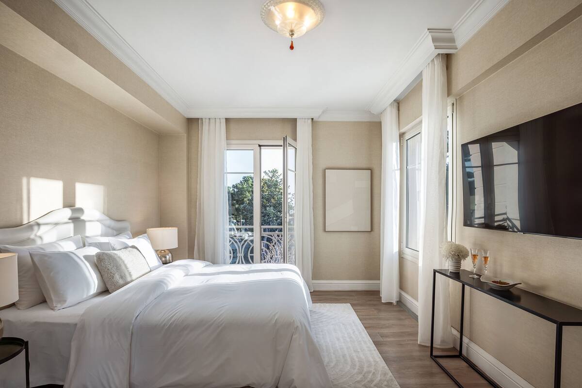 Executive Suite, Pool View | Minibar, in-room safe, blackout drapes, soundproofing