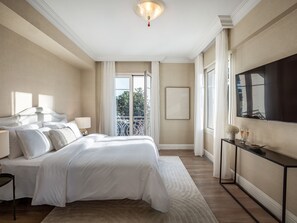 Executive Suite, Pool View | Minibar, in-room safe, blackout drapes, soundproofing