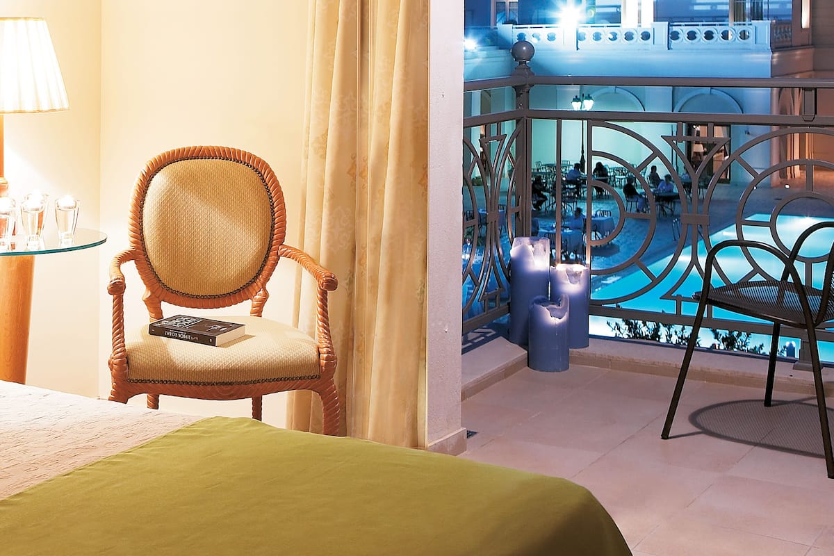 bungalow, 2 single beds, pool view | minibar, in-room safe, blackout curtains, soundproofing