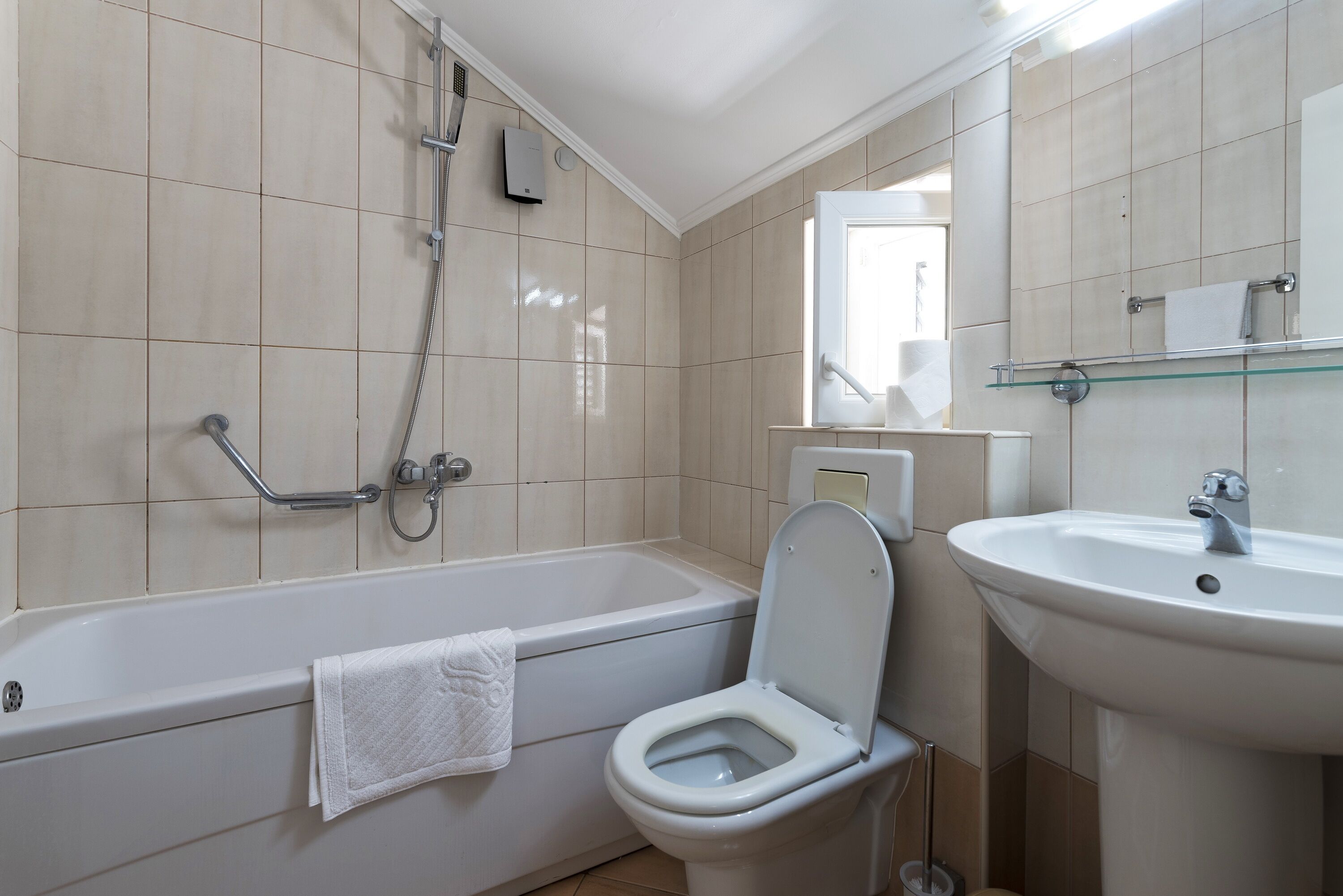 double or twin room, partial sea view | bathroom | shower, hair dryer, towels