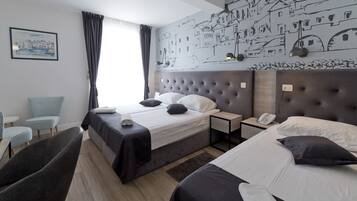 Quarto triplo, sacada | Frigobar, cofres nos quartos, escrivaninha, cortinas blackout