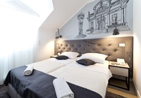 Minibar, safe på rommet, skrivebord og blendingsgardiner