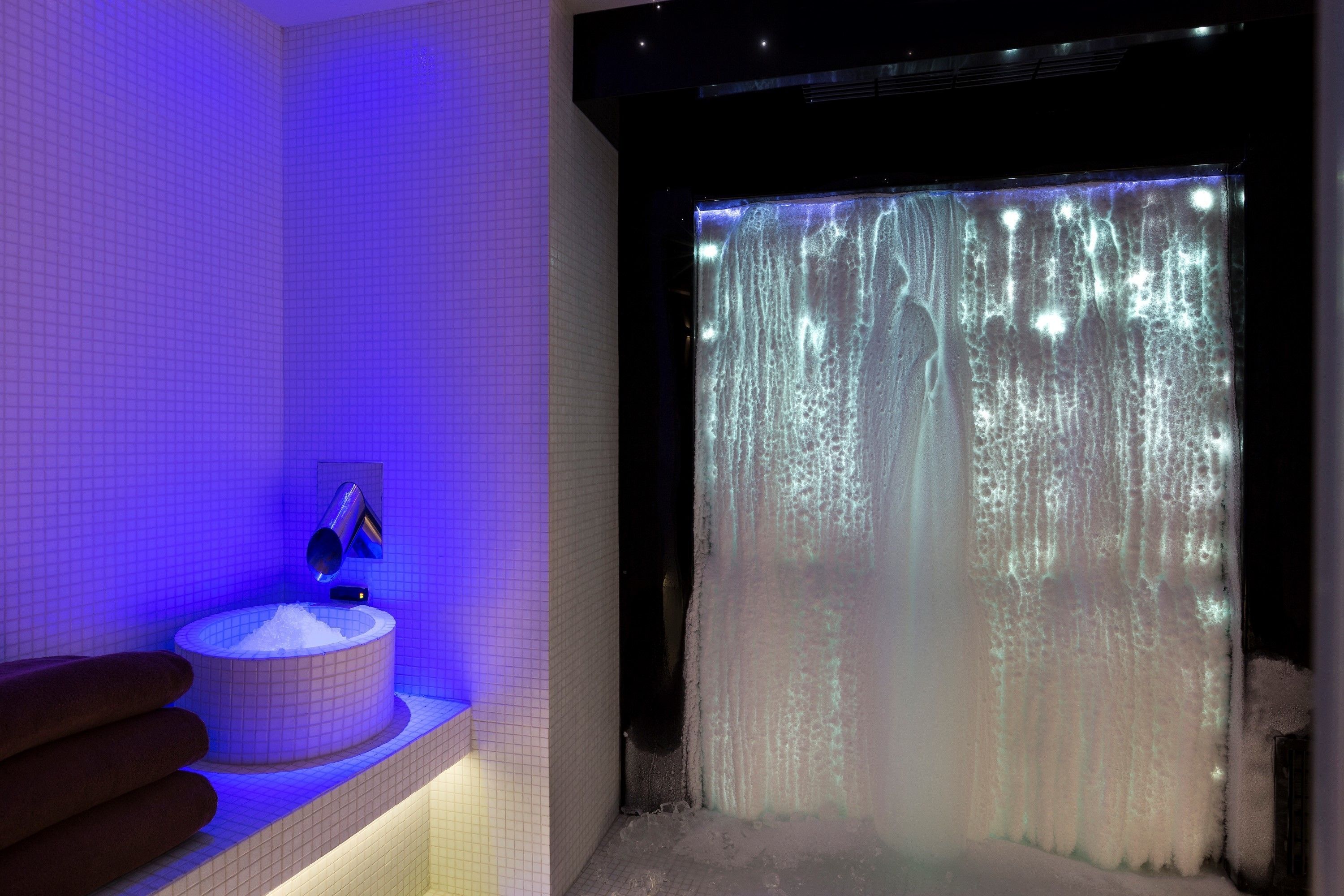 Behandelingskamers voor koppels, een sauna, een bubbelbad