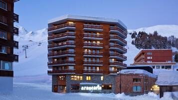 Voorkant accommodatie - avond/nacht