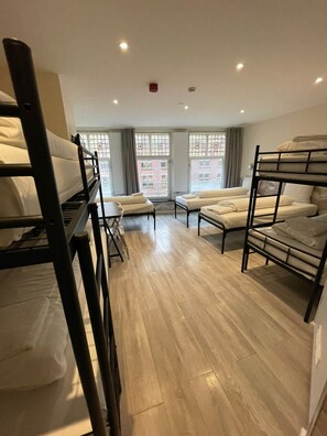 Family Room, City View ((7 persons)) | In-room safe, blackout drapes, iron/ironing board, free WiFi - Hotel Damrak Inn (Amsterdam)
