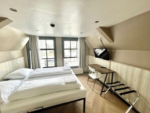 Twin Room, 2 Twin Beds | In-room safe, blackout drapes, iron/ironing board, free WiFi - Hotel Damrak Inn (Amsterdam)