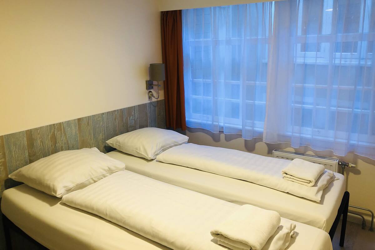 Twin Room with Shared Bathroom | Zimmersafe, Verdunkelungsvorhänge, Bügeleisen/Bügelbrett