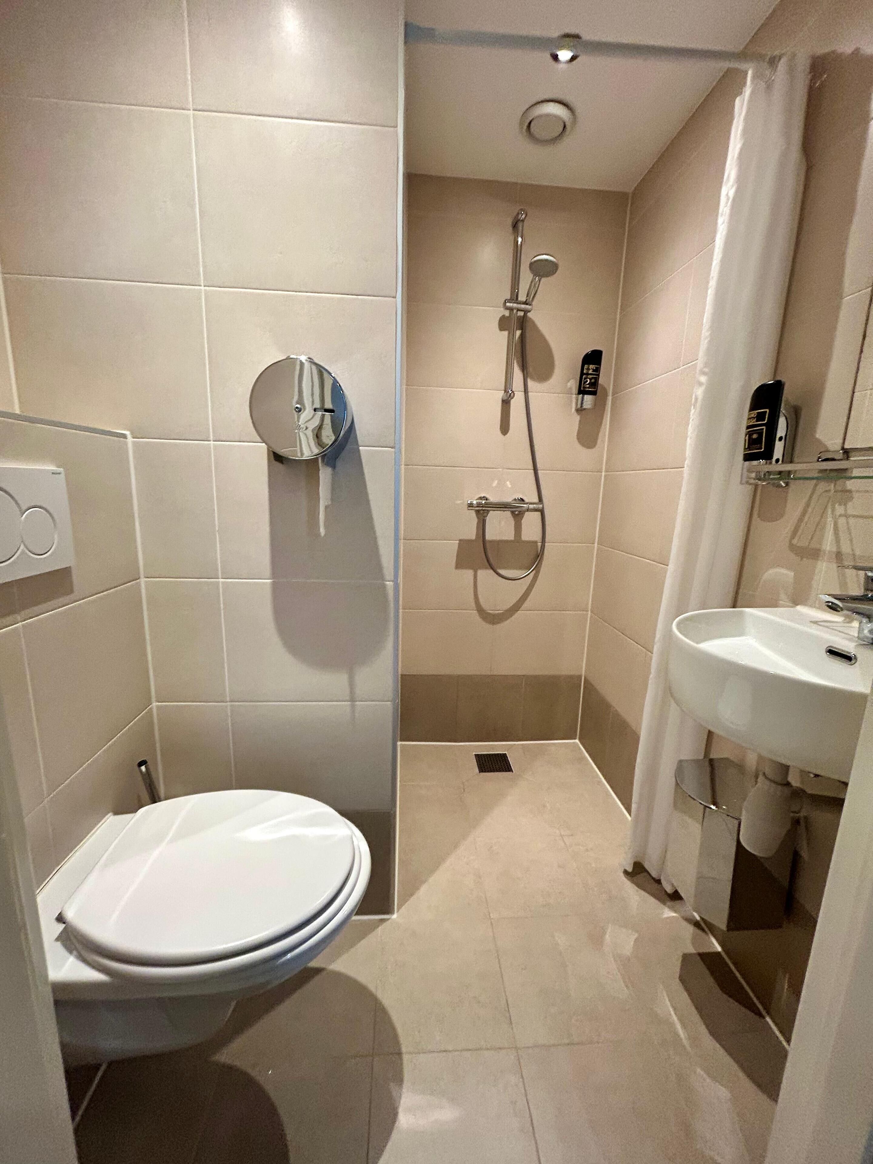 Habitación con 2 camas individuales, 2 camas individuales | Ba ño | Regadera, amenidades de baño gratuitas, secadora de cabello, toallas 