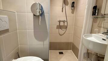 Habitación con 2 camas individuales, 2 camas individuales | Baño | Ducha, artículos de higiene personal gratuitos y secador de pelo