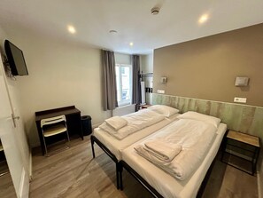 Twin Room, 2 Twin Beds | In-room safe, blackout drapes, iron/ironing board, free WiFi - Hotel Damrak Inn (Amsterdam)
