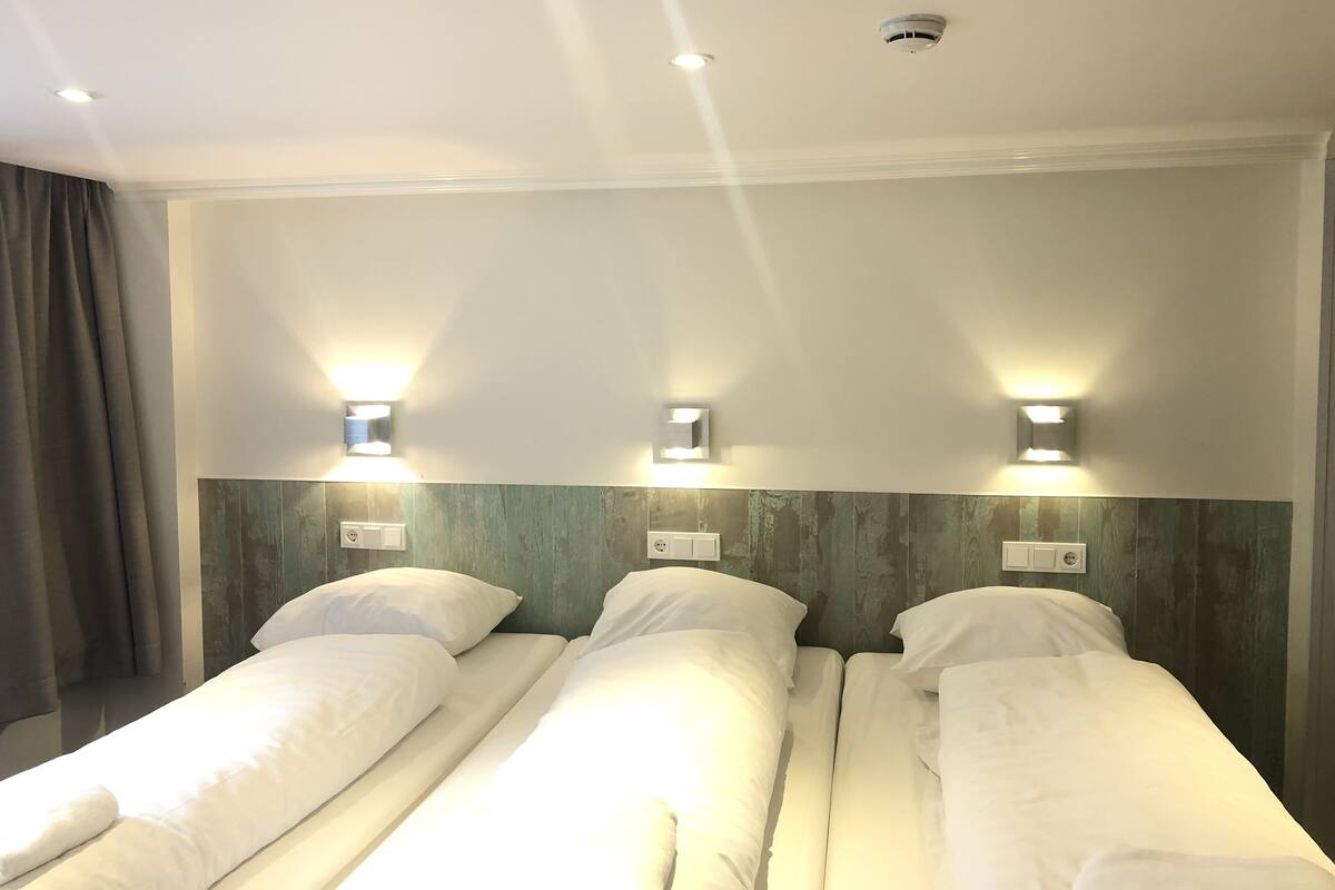Vierbettzimmer | Zimmersafe, Verdunkelungsvorhänge, Bügeleisen/Bügelbrett