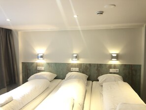 Quadruple Room | In-room safe, blackout drapes, iron/ironing board, free WiFi - Hotel Damrak Inn (Amsterdam)