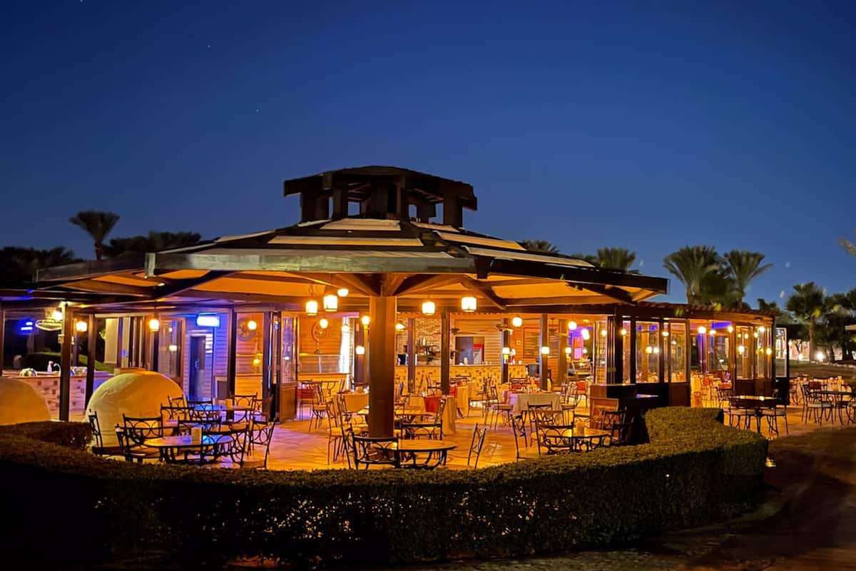 3 restaurants, breakfast served