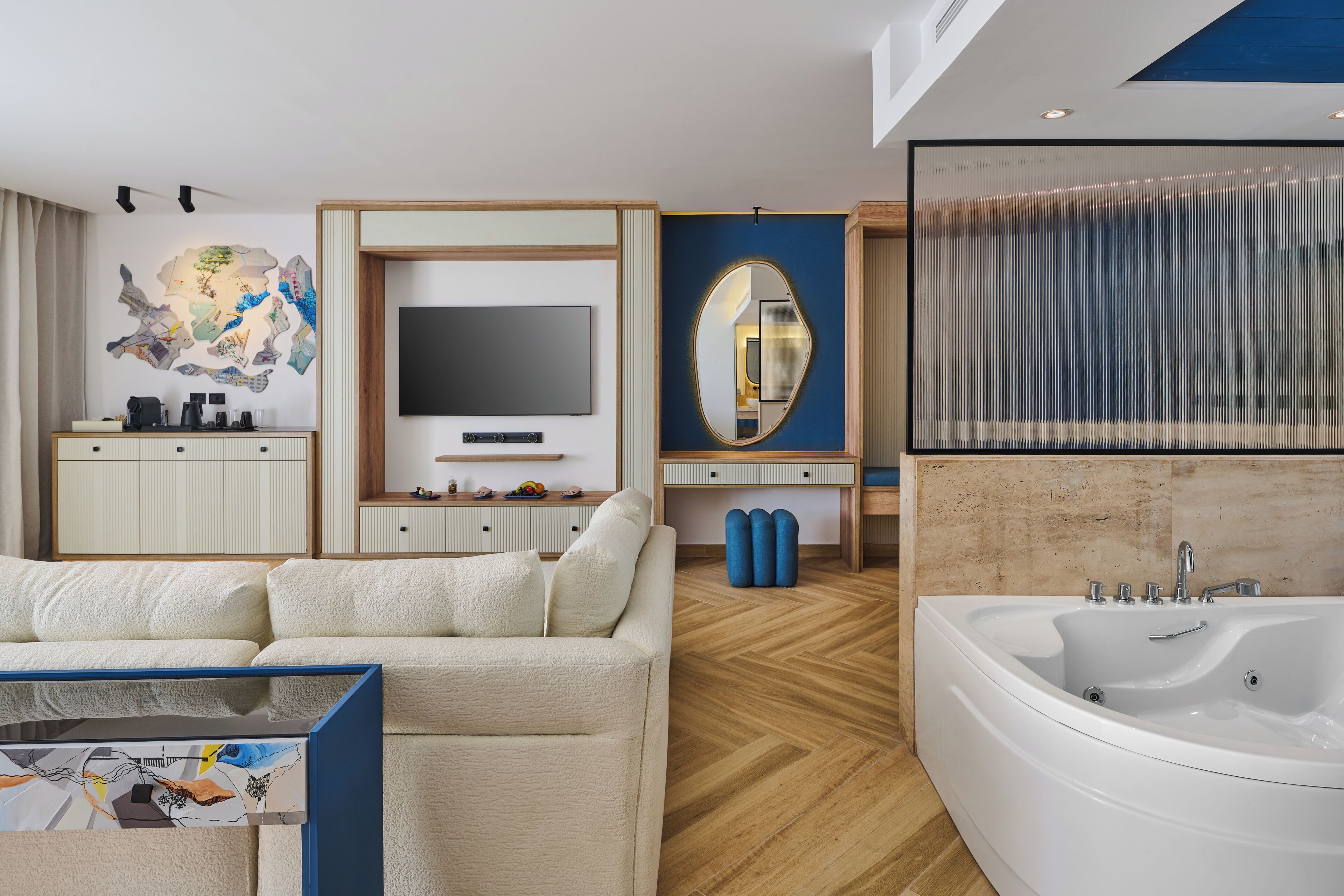 Art- Luxury Suite with Jacuzzi