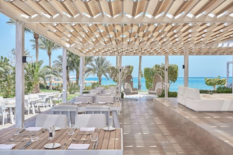 3 restaurantes, se sirve desayuno . Steigenberger ALDAU Beach Hotel