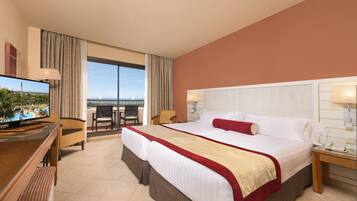 Luxe beddengoed, donsdekens, een minibar, een bureau