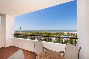 Quarto casal família, 2 camas de solteiro, de frente para o mar | Vista para o resort