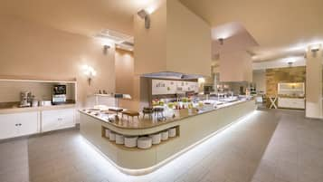 Desayuno buffet (EUR 12 por persona) 