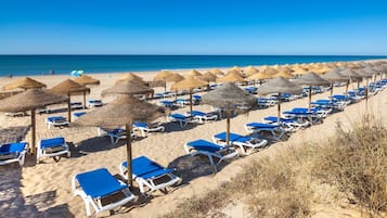Ubicación cercana a la playa y submarinismo