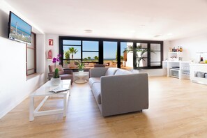 Chambre familiale double, vue sur la mer (Exclusive) | Aire de séjour | Téléviseur à écran plat de 32 po avec télévision par satellite