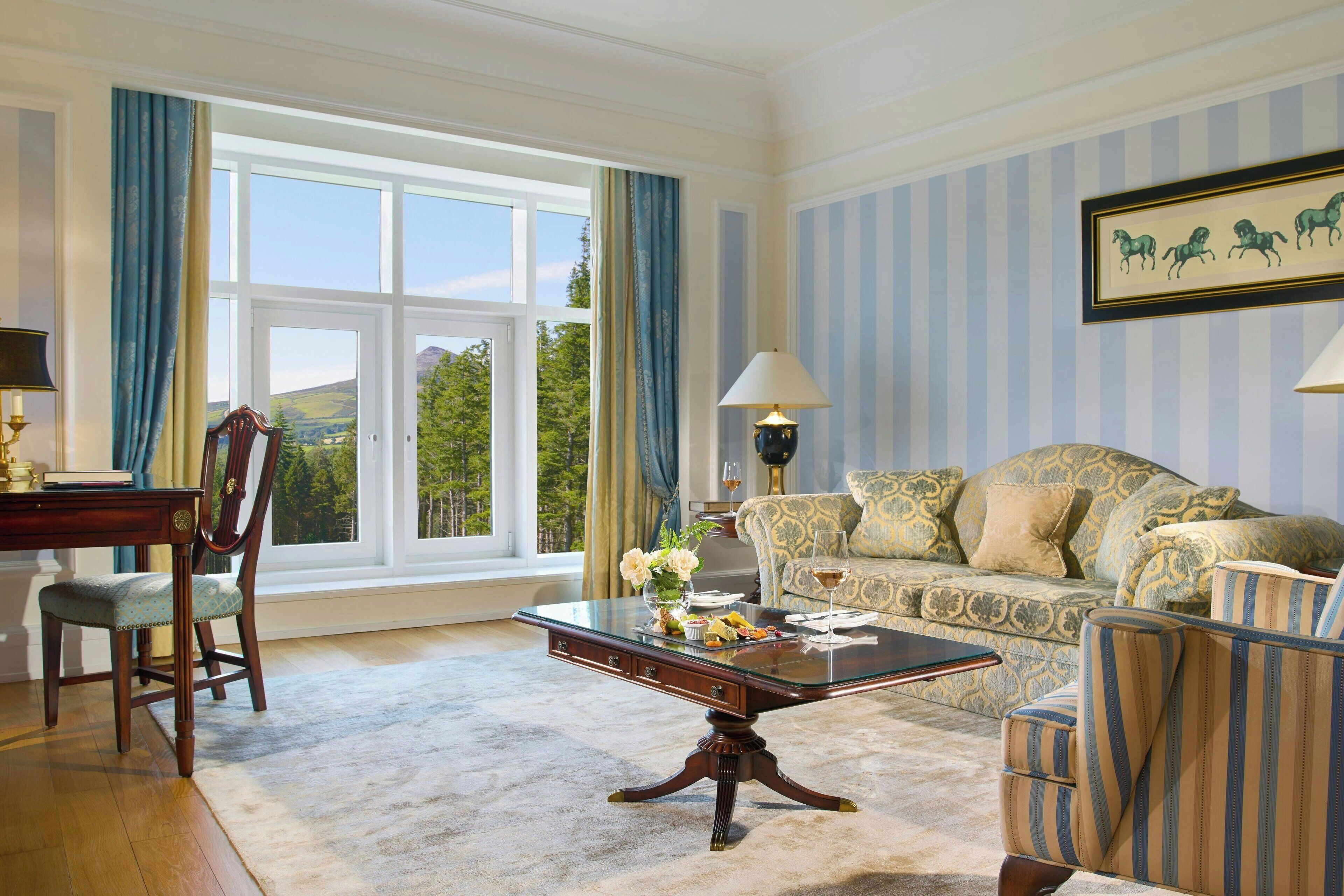 suite, 1 bedroom, non smoking, mountain view | lounge | serves breakfast, lunch and dinner