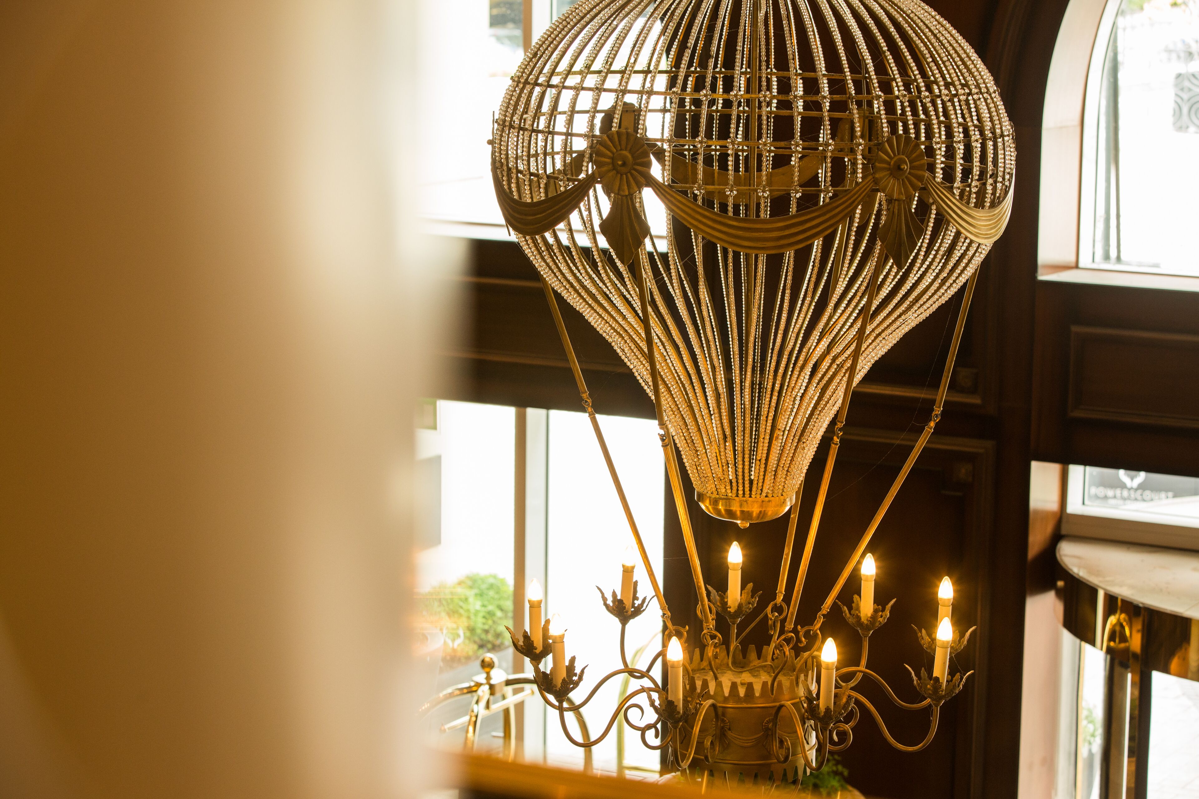 Un candelabro con múltiples velas y una estructura de cristal decorativa.