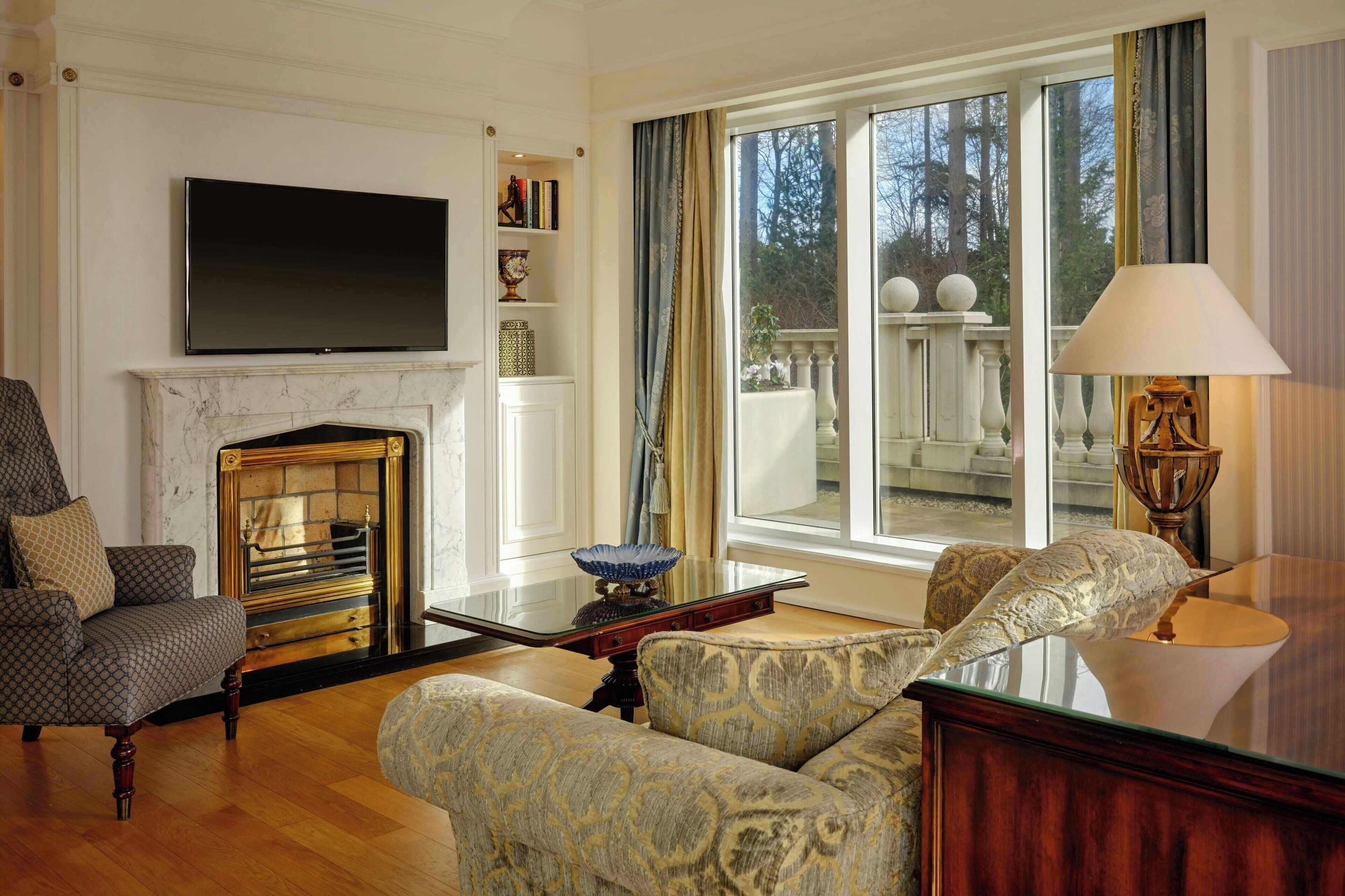 suite, 1 bedroom, non smoking | living room | smart tv, pay films