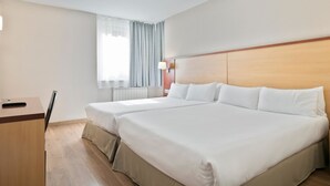 A hotel room with two beds, a desk, a chair, a lamp, and a window with curtains. - Hotel Best Andorra Center (Andorra la Vella)