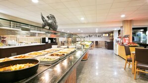 A buffet area with various food stations and a central serving counter. - Hotel Best Andorra Center (Andorra la Vella)