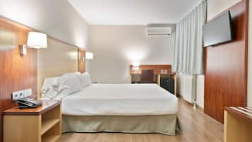 Minibar, caja fuerte, escritorio y cortinas opacas