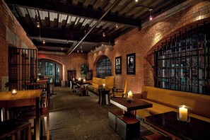 4 bares o lounges 