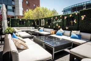 4 bares o lounges 