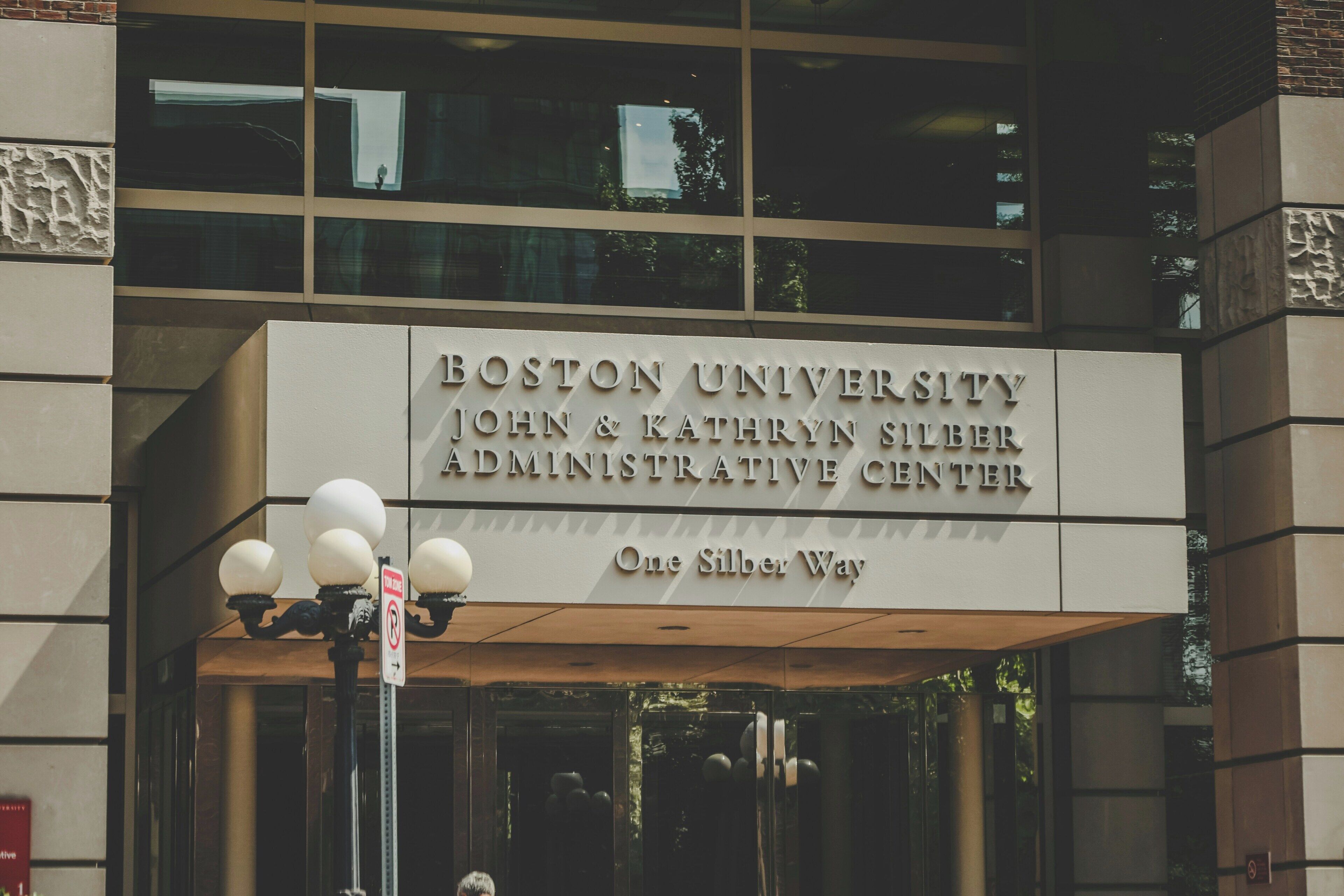 La entrada al Centro Administrativo John y Kathryn Silber de la Universidad de Boston.