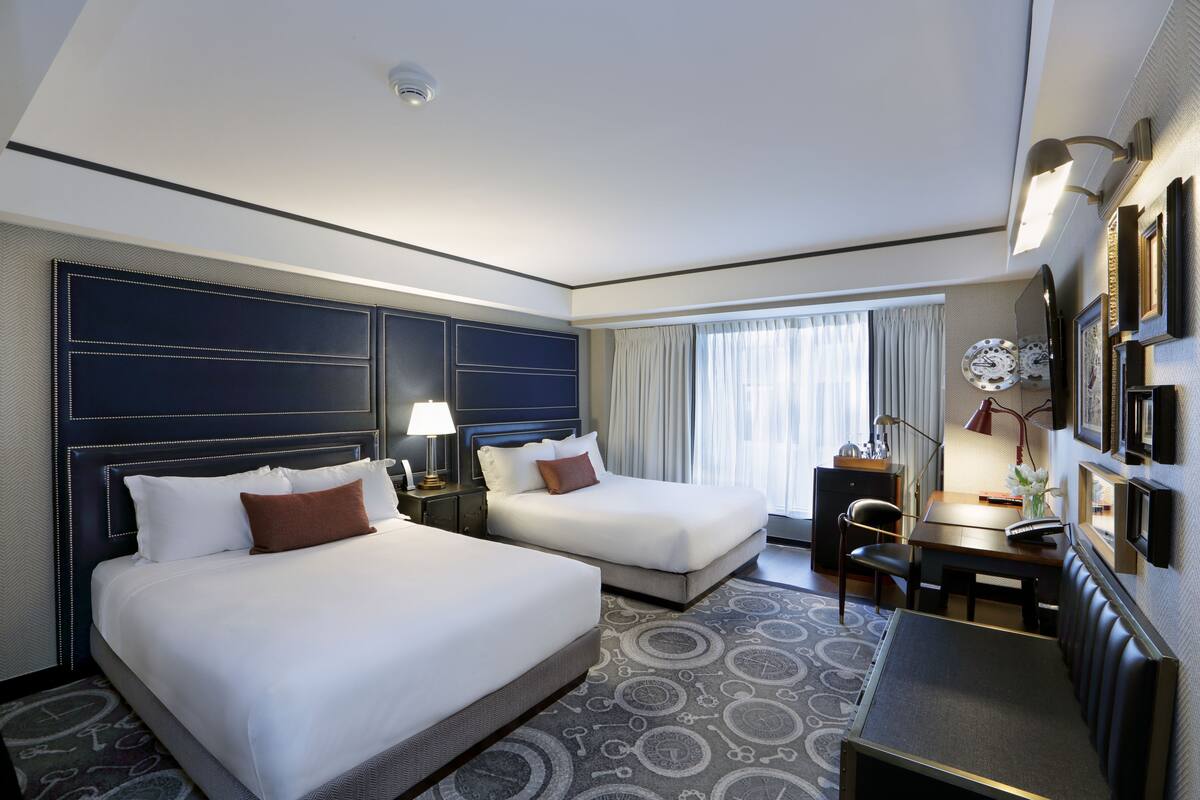 Ropa de cama de alta calidad, cubrecamas y minibar