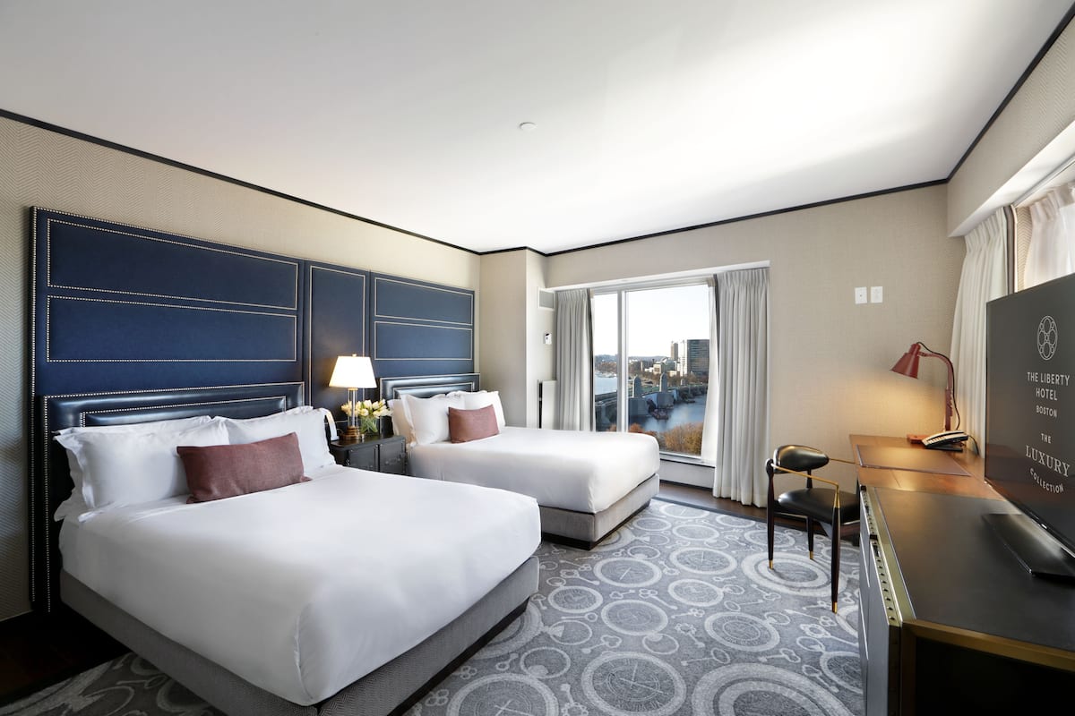 Ropa de cama de alta calidad, cubrecamas y minibar 
