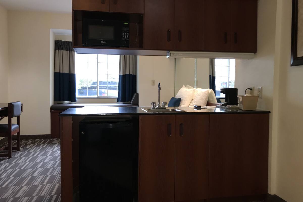 studio suite, 1 queen bed, jetted tub | bathroom | combined shower/bathtub, free toiletries, hair dryer, towels