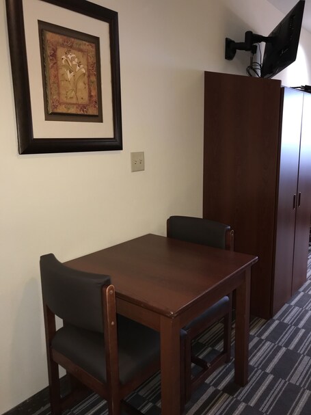 Microtel Inn Suites by Wyndham Indianapolis Airport - Image 46