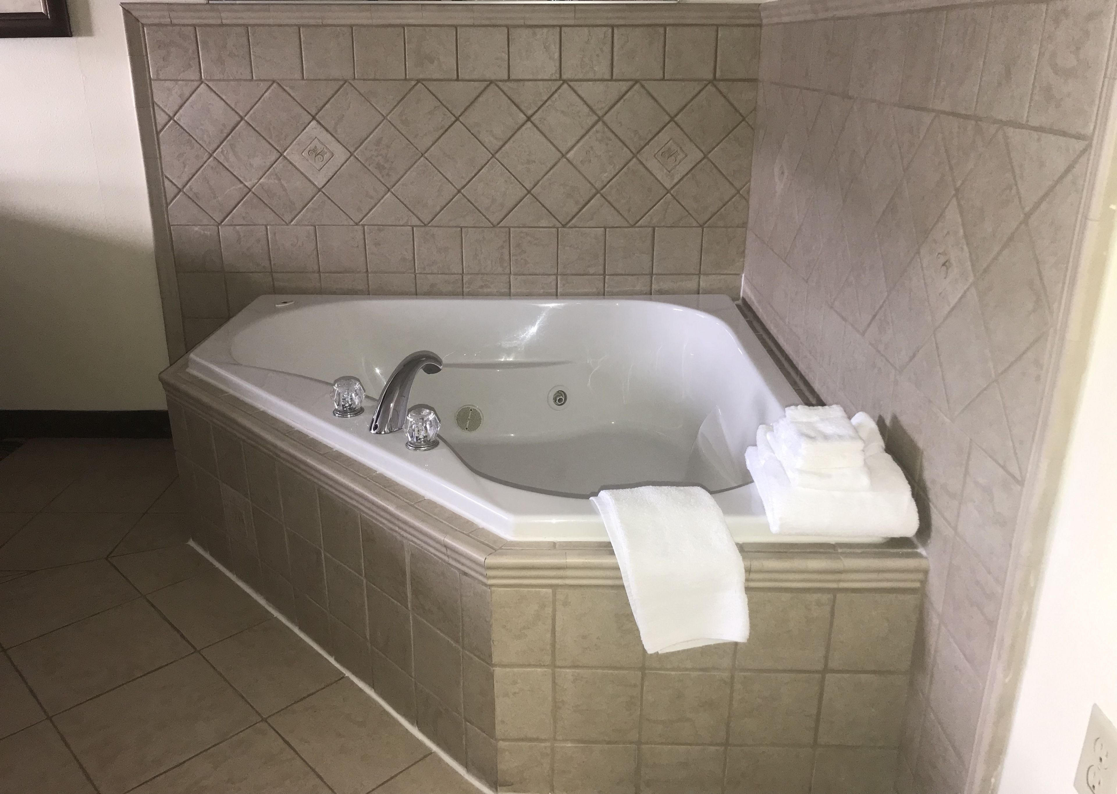 studio suite, 1 queen bed, jetted tub | jetted bathtub
