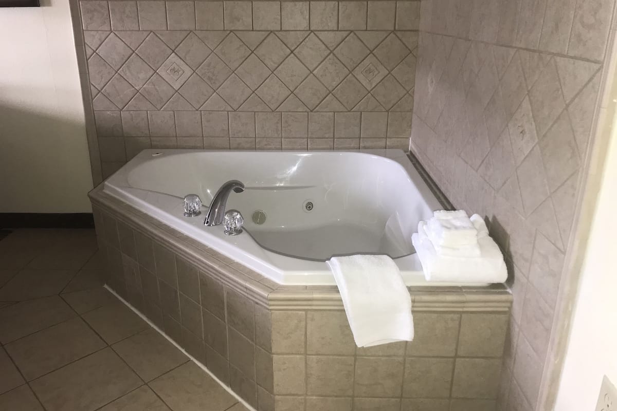 studio suite, 1 queen bed, jetted tub | jetted bathtub