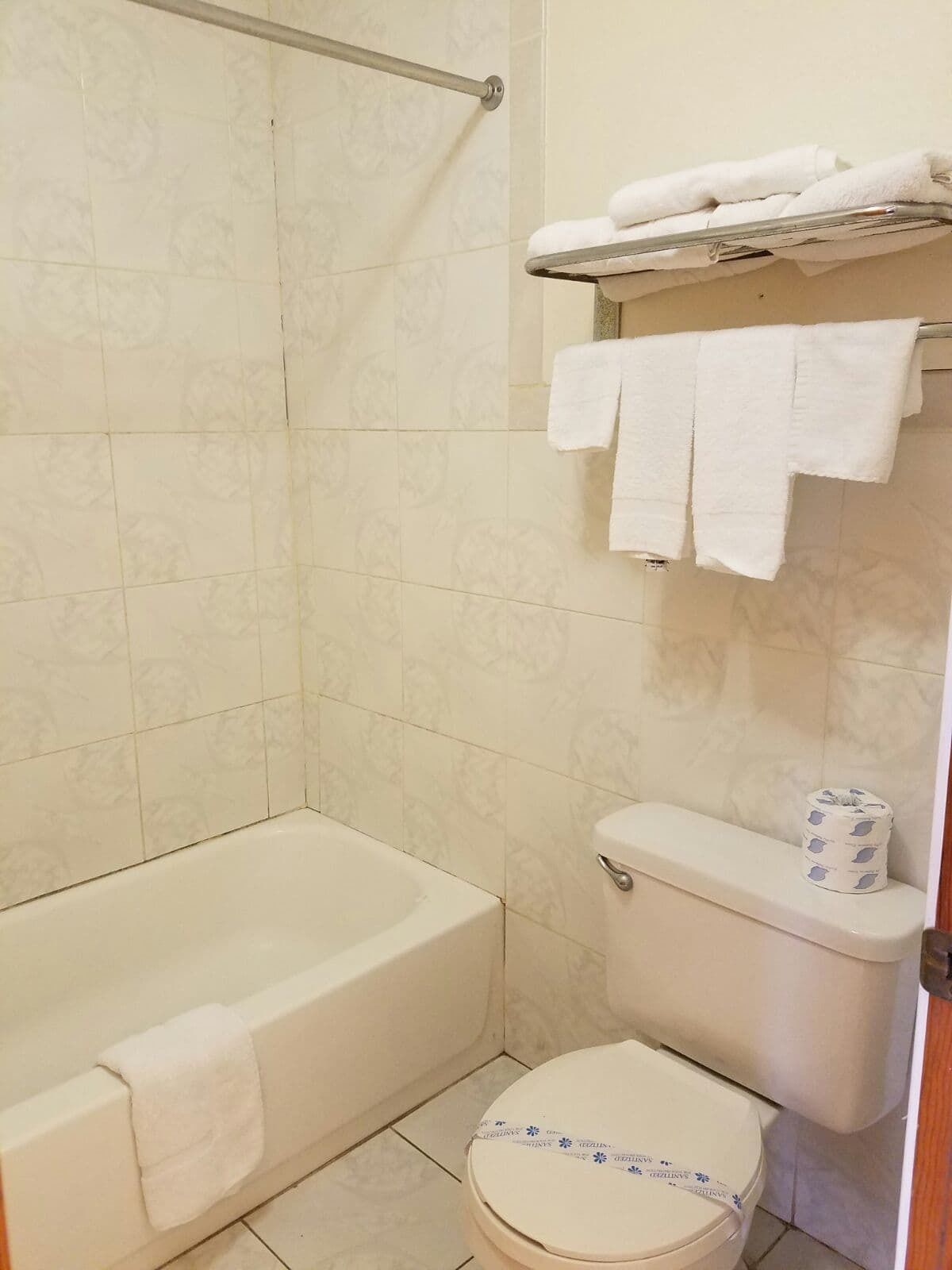 Bathtub, free toiletries, hair dryer, towels