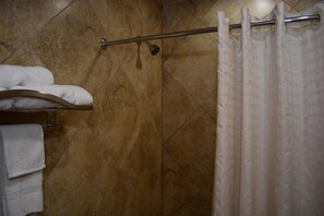 Bathtub, free toiletries, hair dryer, towels - El Camino Motel (Beeville)