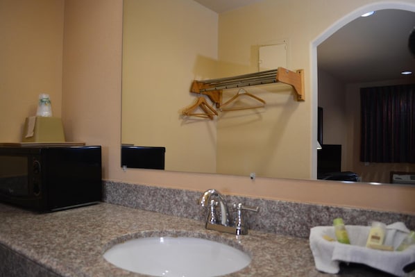 Bañera, artículos de higiene personal gratuitos y secador de pelo