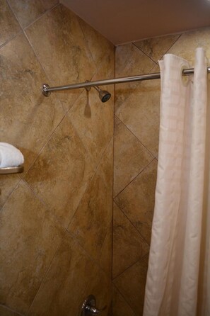 Bañera, artículos de higiene personal gratuitos y secador de pelo