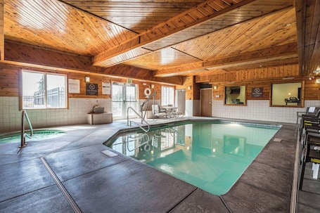 Una piscina cubierta