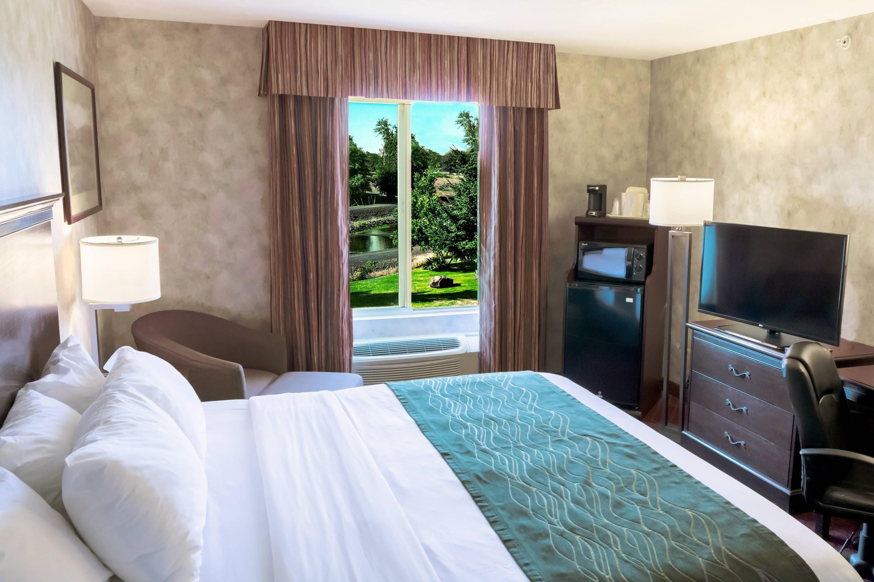 Ropa de cama de alta calidad, camas con pillow-top y escritorio 