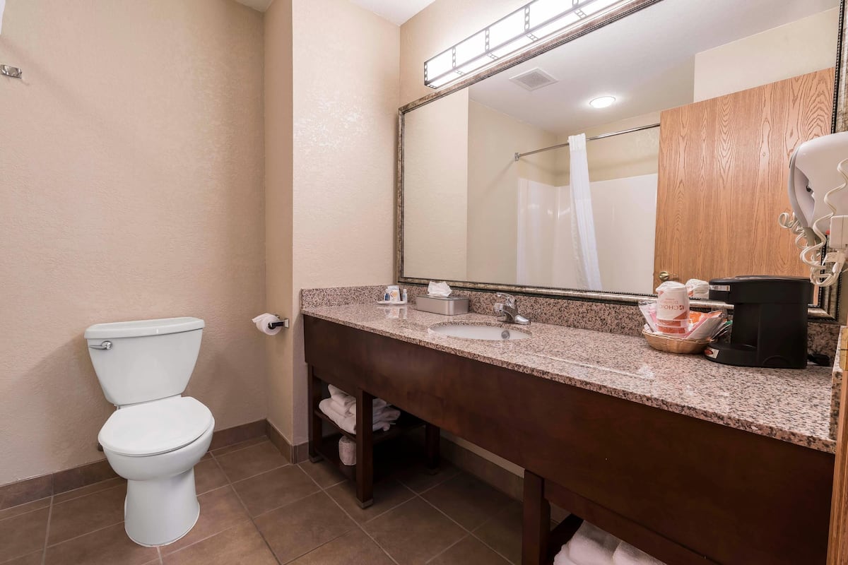 Sengetøy av topp kvalitet, senger med overmadrass og skrivebord