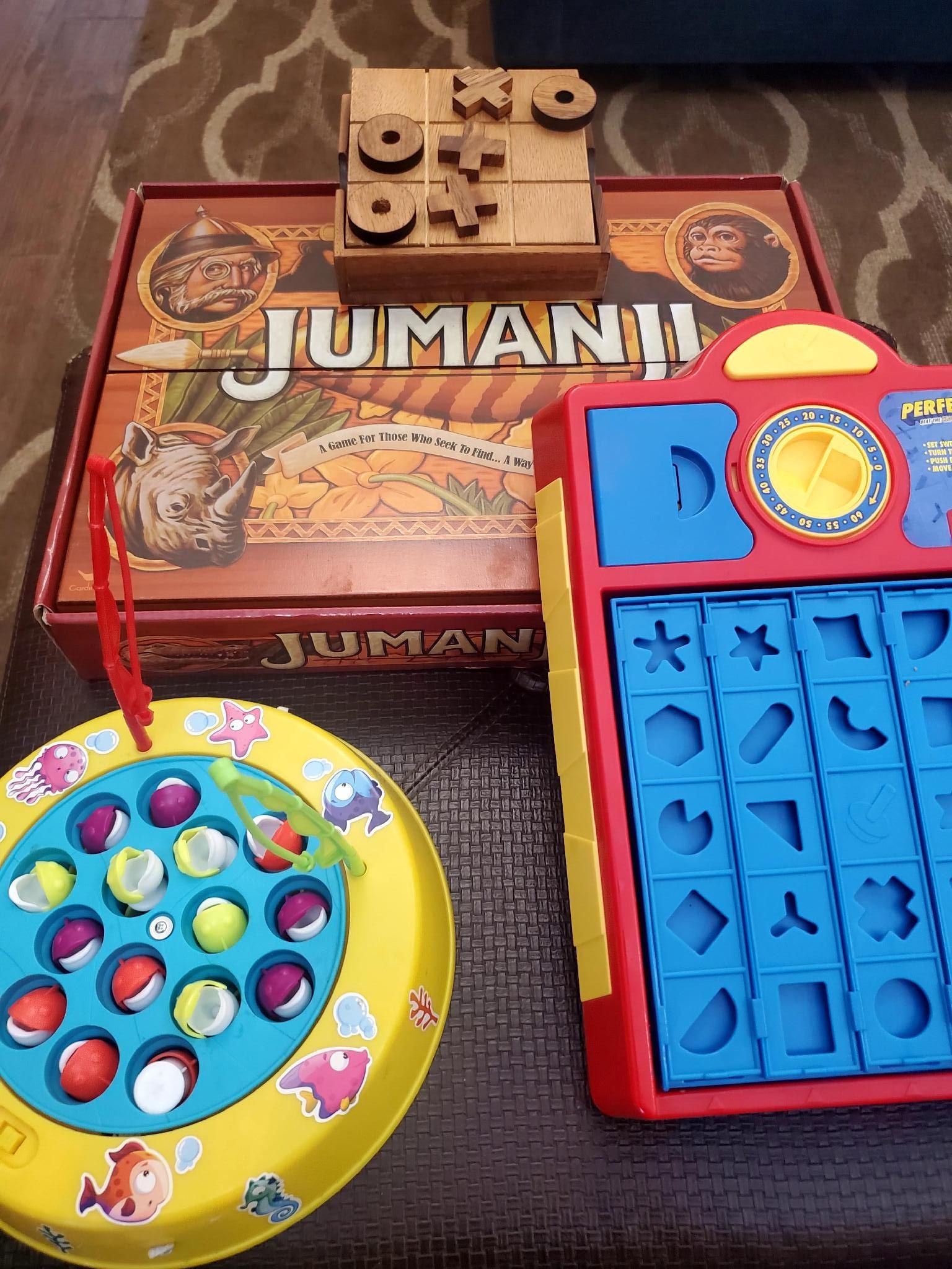 Eine Jumanji-Spielbox, ein Jumanji-Spinner und ein farbiges Spielzeug.