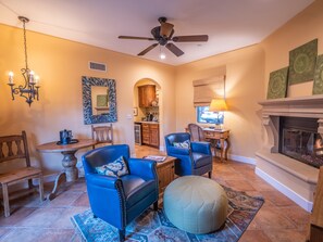 Vila Mewah, 1 Tempat Tidur King | Ruang keluarga | TV LCD dan perapian