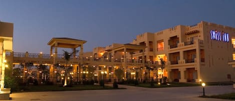 Vista frontal de la propiedad por la tarde o noche