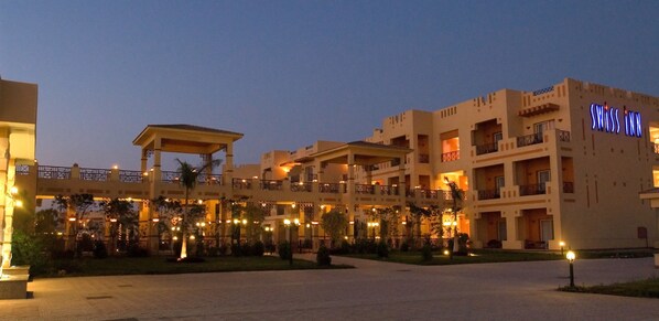 Front of property - evening/night - Swiss Inn Pyramids Golf Resort (6th of October City)